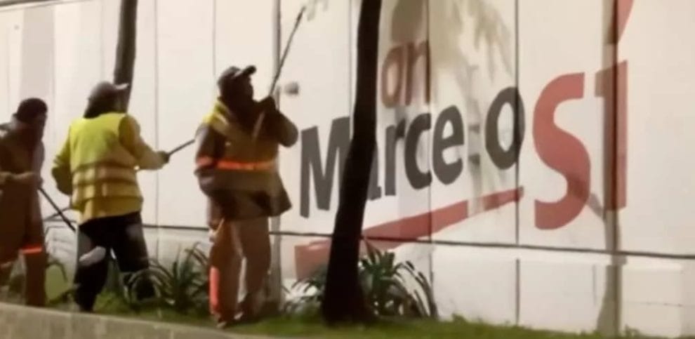 Se viraliza video balconeando a trabajadores de la CDMX borrando propaganda “#Con MarceloSí” 10 WhatsApp Image 2022 11 09 at 9.22.57 PM