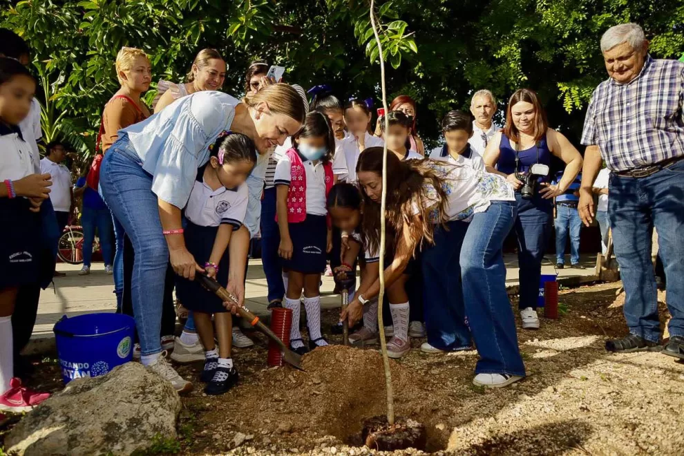 Campaña "Un niño, un árbol" en Mérida: Estudiantes y Autoridades siembran por un futuro verde 11 PM 9 2COL BYN CECILIA