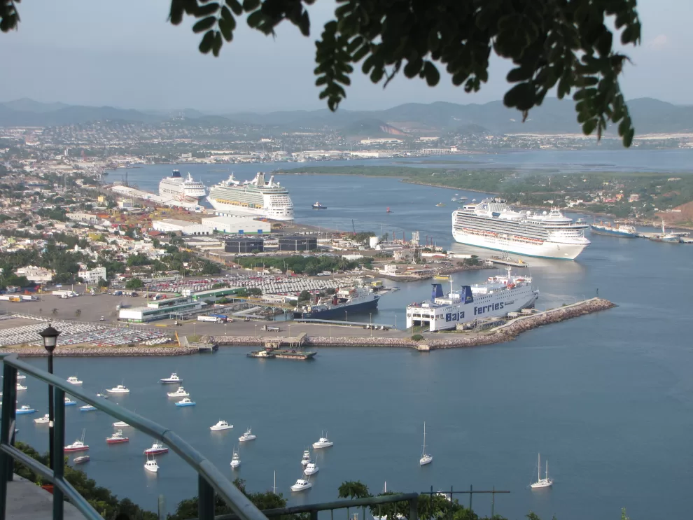 El Puerto de Mazatlán y la ASIPONA: un vistazo a su historia 11 CRUCEROS 5 1