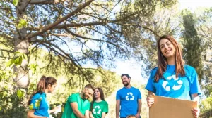 jovenes limpiando bosque basura 23 2147826367