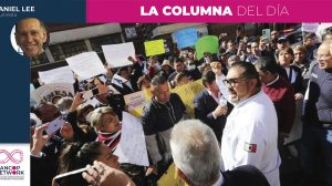 En el Estado de México, el Sindicato de Trabajadores del Sistema Nacional de Salud que comanda Antonio Monroy Gutiérrez, viene orquestando toda una campaña negra; lo hace desde los medios informativos, también amenazando a los trabajadores si estos no participan en sus movilizaciones y protestas. Su intención: crear inestabilidad para seguir cometiendo irregularidades. Trabajadores de la salud, bajo el anonimato por miedo a represalias y a perder su empleo, revelan lo que para todos es un hecho: la venta de plazas y el nepotismo que impunemente opera el lider de la gremial. Desde hace varias semanas ha sido el centro de atención debido a sus acciones que van en contra de la estabilidad laboral y la armonía institucional. Al interior del sindicato existe temor de que sus contratos ya no sean renovados. Es un hecho: El Sindicato intimida con no renovarlos. Quizá usted no lo sepa pero en México existen 3 mil 347 agrupaciones sindicales con registro y/o toma de nota ante la Secretaría del Trabajo y Previsión Social (STPS), y en común, entre sus funciones está el velar por las condiciones mínimas de los trabajadores en materia laboral, sanitaria y social, así como también recoger la voluntad de sus afiliados y proporcionales un espacio para el debate y el acuerdo. La notoriedad de los sindicatos, al menos de algunos muy conocidos se hace presente cuando negocian sus contratos colectivos de trabajo, o bien buscan mejoras en las revisiones salariales. Sin embargo para muchos algo es muy real, el sindicalismo mexicano no se distingue por su transparencia; hay opacidad, manejos turbios, y la constante siempre es que con toda incrustan a familiares y aviadores. El sindicato de Salud no escapa a ello, pero ahora imprime presión y hace de todo para desacreditar a la titular de la Secretaría, Macarena Montova Olvera. Recurre a las amenazas, quiere todo el poder y el control de lo qe viene.. las plazas de IMSS Bienestar. Su bandera exigir la basificación del personal contratado, con justicia y equidad («primero en tiempo, primero en derecho»), incluyendo a los trabajadores temporales. Pero su activismo sinrazon es meter presión con movilizaciones en Toluca que, a propósito, son muy pobres en lo que hace a sus covocatorias. A las trabajadoras y trabajadores se les notificó que de no participar en las movilizaciones, su contrato ya no sería renovado. Así de oscuro el actuar de Antonio Monroy Gutiérrez, como secretario general del Sindicato, quien presuntamente ha cometido varias irregularidades, como la venta de plazas y que el "Bono Covid" otorgado a los trabajadores de la salud que trabajaron ininteIrrumpidamente en el contexto de la pandemia sólo se haya entregado a algunos. Trabajadores de la Coordinación Zinacantepec Jurisdicción Toluca del Instituto de Salud del Estado de México (ISEM) denuncian que las plazas de enfermería del área médica presuntamente son otorgadas a conveniencia del Sindicato. Esta no es la primera ocasión que se denuncian posibles actos de corrupción al interior del sistema de salud mexiquense, pues en anteriores administraciones se ha acusado a autoridades de centros de salud y clínicas la asignación de plazas a discrecionalidad. El cierre de calles, las acciones desestabilizadoras y las demandas sindicales sin fundamentos claros, son señales preocupantes de discordia que deben ser abordadas con prontitud y determinación. La exigencia de licencias sindicales y la reincorporación de trabajadores despedidos por motivos de afiliación sindical, sin un respaldo claro de representatividad sindical reconocida por las autoridades pertinentes, plantea serias dudas sobre la legitimidad de este sindicato.