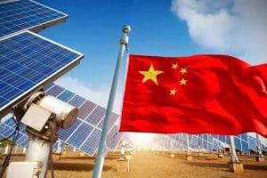 China lidera en energía solar con una planta masiva en Xinjiang.