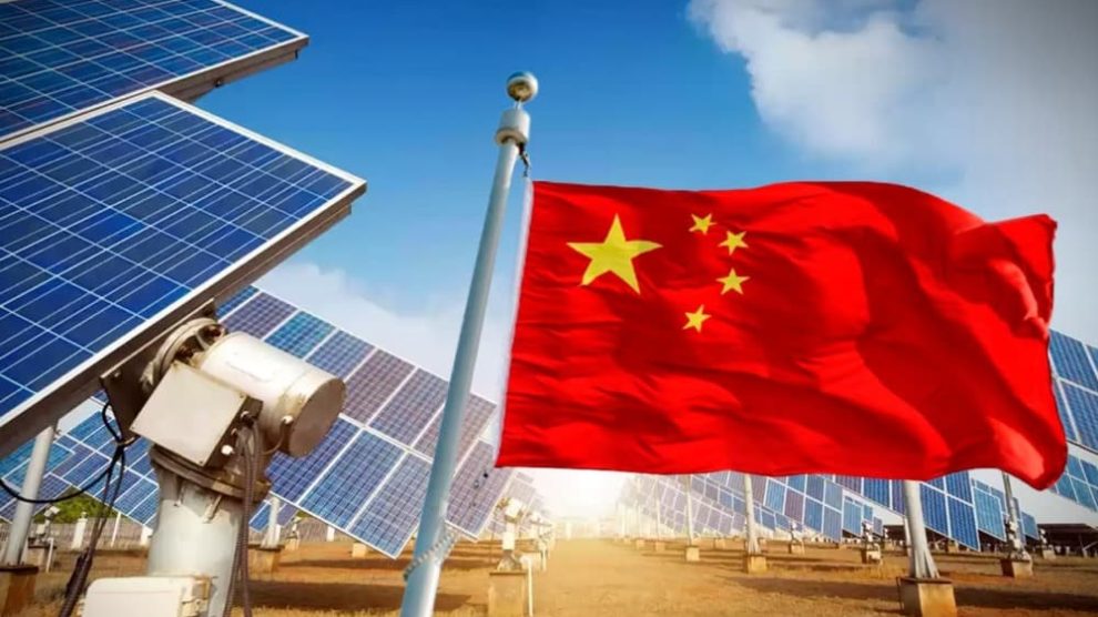 China lidera en energía solar con una planta masiva en Xinjiang.