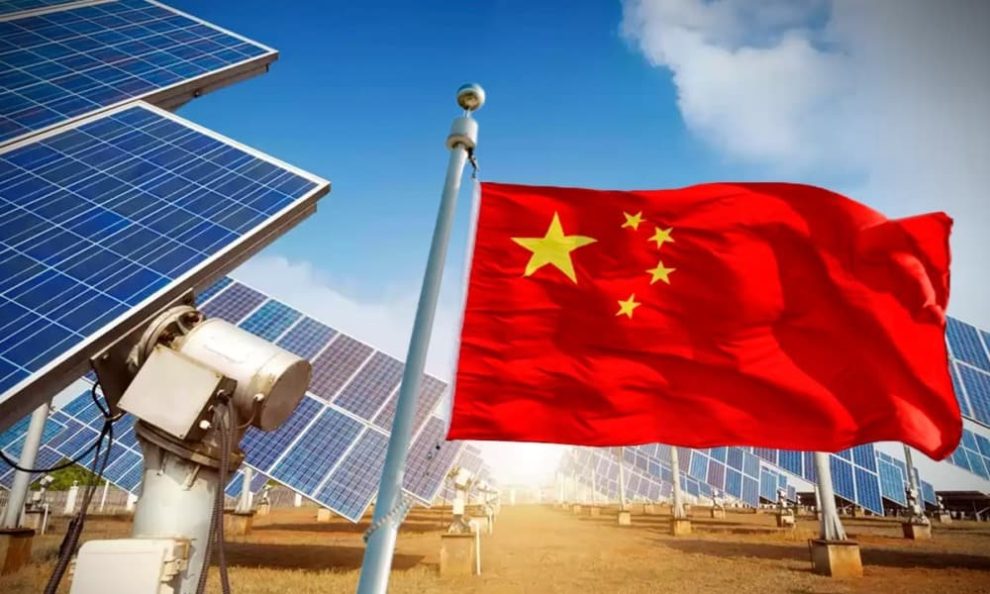 China lidera en energía solar con una planta masiva en Xinjiang.