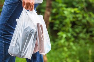 El viaje de la bolsa de plástico: innovación, contaminación y prohibición