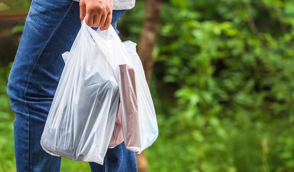 El viaje de la bolsa de plástico: innovación, contaminación y prohibición