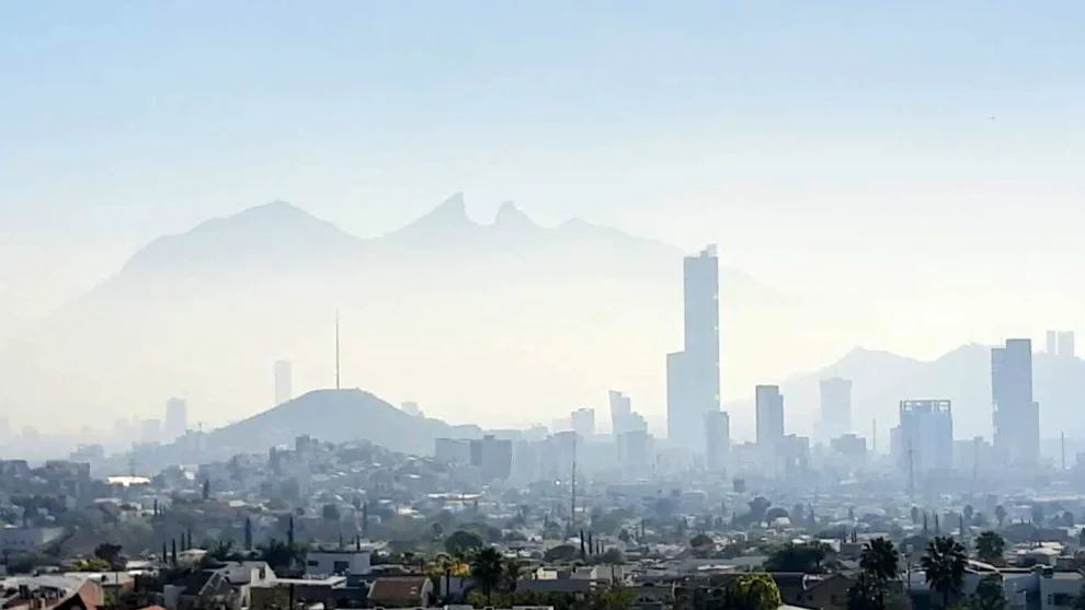 Contaminación a la vista: Cierran empresas y una pedrera en NL 11 neblina