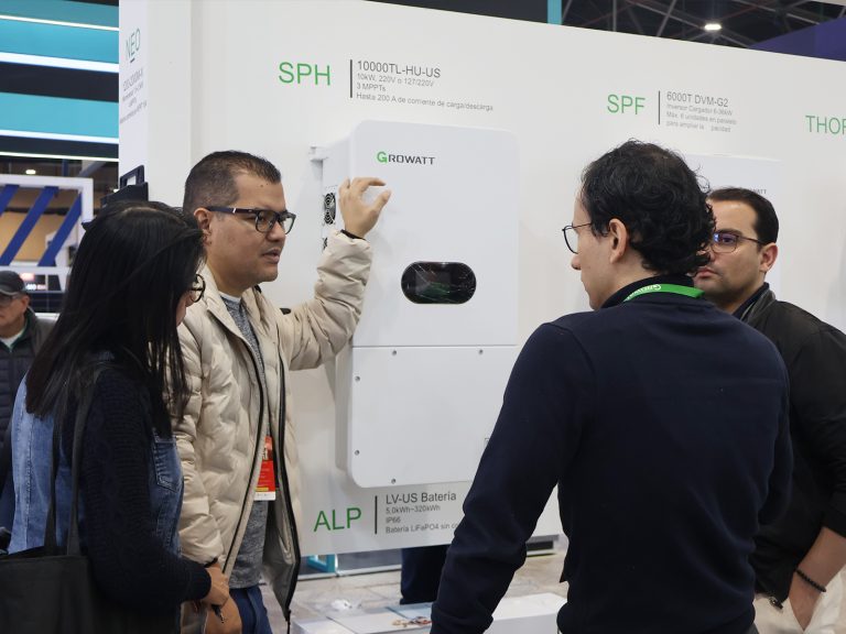Growatt refuerza su liderazgo en energías renovables durante ExpoSolar Colombia 2025 11 20251020 110353 768x576 1