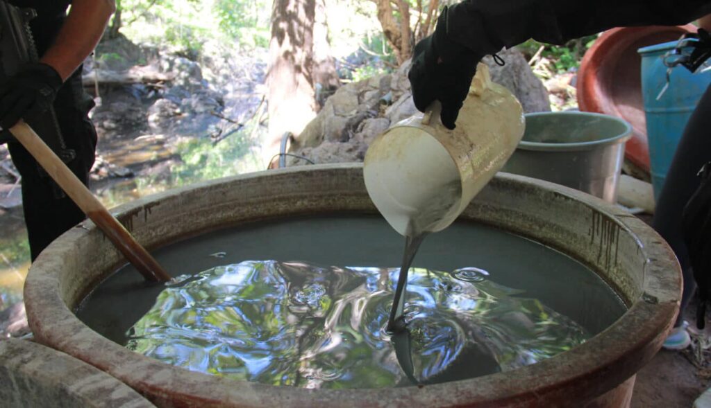 Metanfetamina y devastación ecológica: la amenaza silenciosa en zonas rurales 11 El impacto ambiental de los laboratorios clandestinos en Sinaloa representa una amenaza grave para la salud pública,