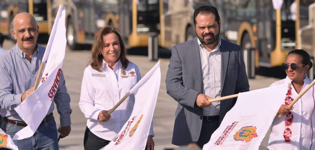 Veracruz se moderniza con el nuevo Servicio Ulúa para mejorar la movilidad de los ciudadanos 11 Banderazo de inicio de las rutas Ulua 1140x544 1