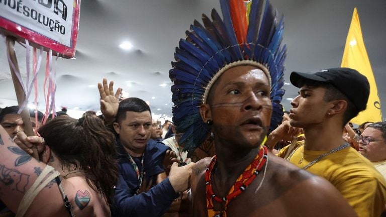 Manifestantes indígenas interrumpen la COP30 en Brasil para exigir justicia climática 11 Brasil