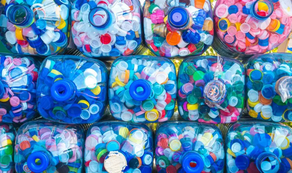 Científicos de Copenhague crean método contra el cambio climático 11 Tapas de plástico de colores variados- Copenhague