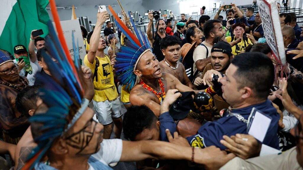 Manifestantes indígenas interrumpen la COP30 en Brasil para exigir justicia climática 12 Interrumpen