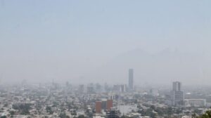 Ciudad con smog y visibilidad reducida