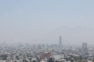 Ciudad con smog y visibilidad reducida