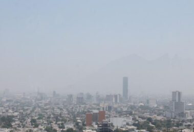 Ciudad con smog y visibilidad reducida