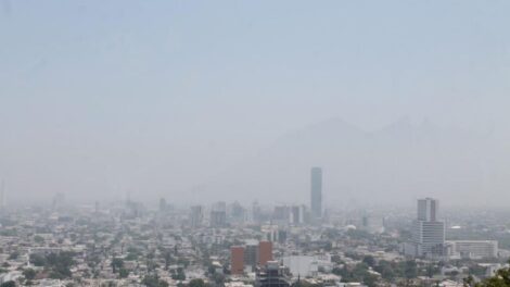 Ciudad con smog y visibilidad reducida