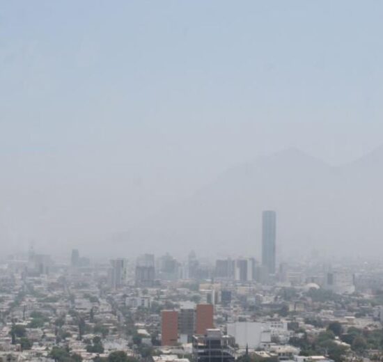 Ciudad con smog y visibilidad reducida