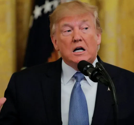 El presidente Trump acusa de ser una estafa a las energías verdes y al cambio climático 11 Trump acusa de ser una estafa a
