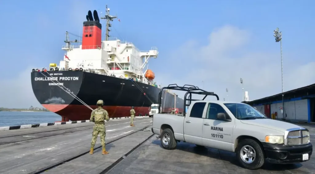 Videos revelan la red del crimen fiscal: El nuevo fraude del combustible 11 Buque en puerto con vigilancia militar.