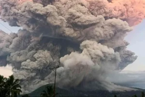 El volcán Lewotobi Laki-Laki, ubicado en Indonesia, hace erupción 11 imagen 1 24