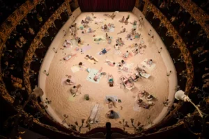 La playa que canta por el plante: Sun & Sea llega al Cervantino 2025  20 Hoy