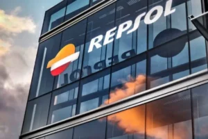 Repsol bajo la lupa: activistas denuncian greenwashing en la Feria del Libro de Madrid 13 imagen 1 8 1
