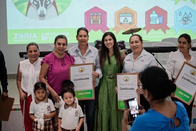 Reconocen a 19 escuelas de Zihuatanejo por su compromiso con el medio ambiente 11 El pasado martes, el gobierno municipal de "Zihuatanejo", encabezado por la presidenta "Lizette Tapia Castro", entregó premios y certificados