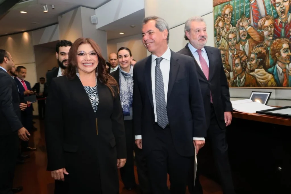 CDMX coloca su Bono Verde más grande: 3 mil millones para impulsar nuevas líneas de Cablebús 12 bolsa de emision de un bono verde